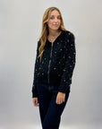 Maglia con zip e cappuccio con borchie