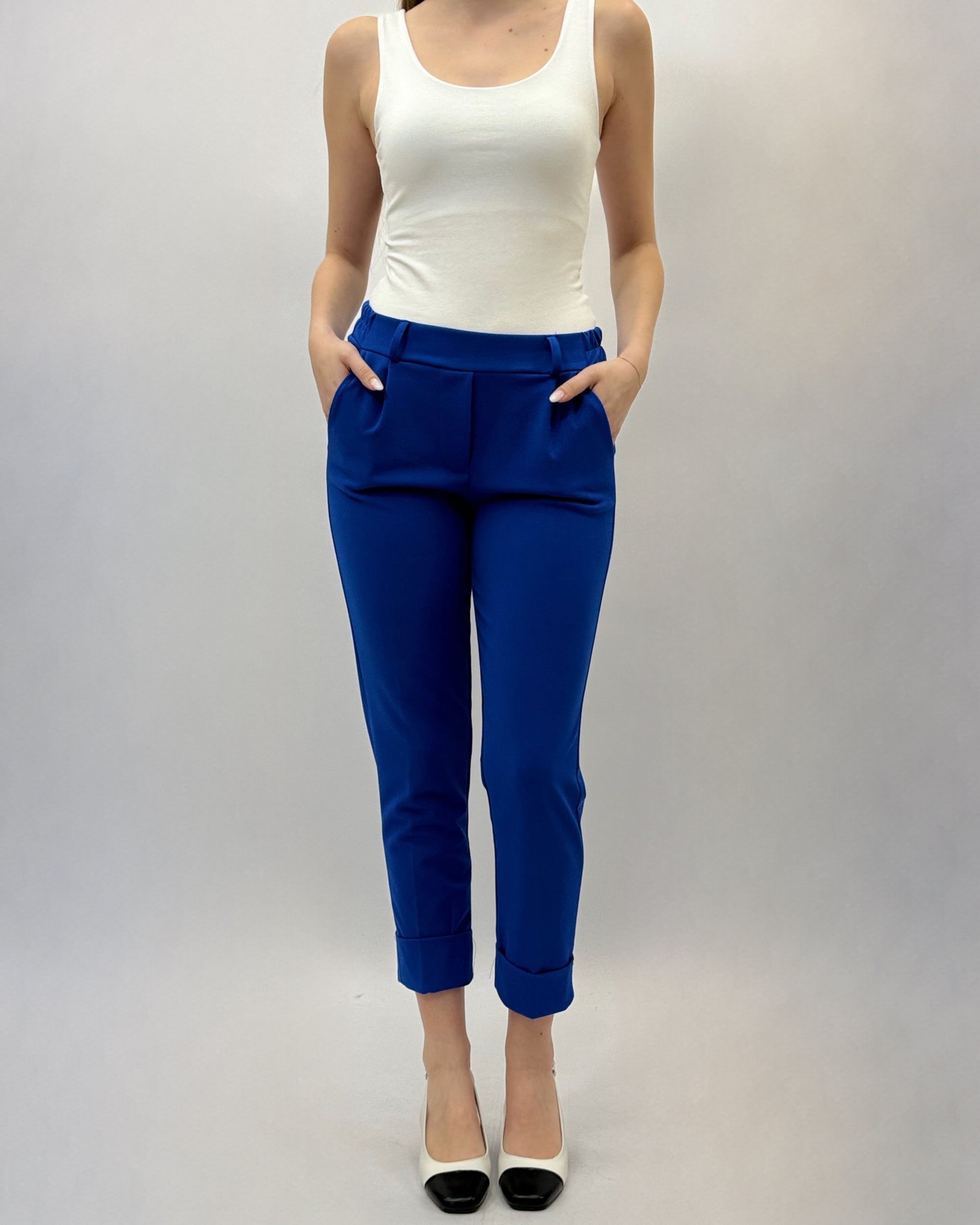 Pantaloni a sigaretta con svolta