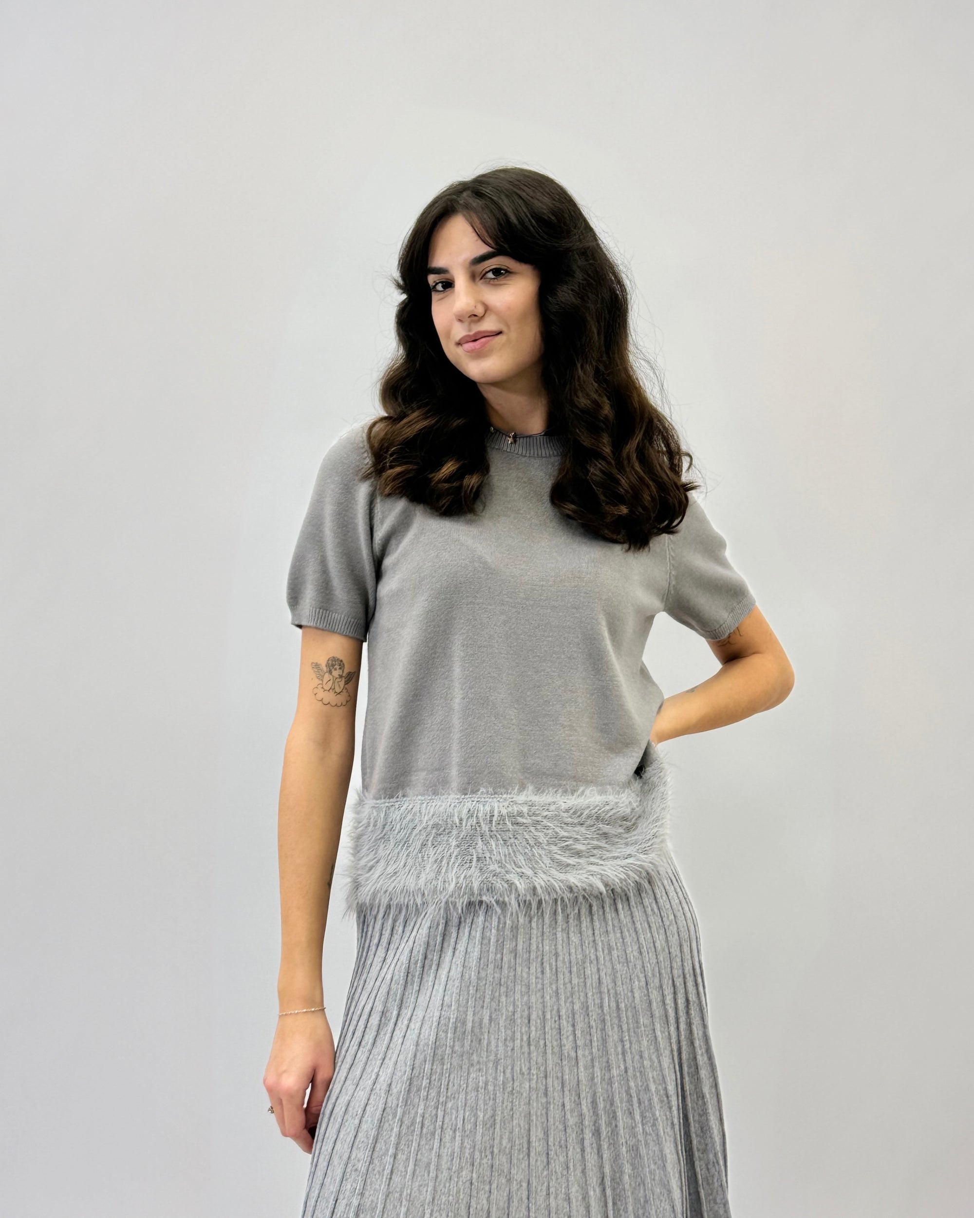 Maglia con piume sul fondo