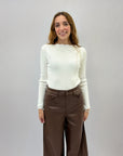 Maglia costine con scollo particolare
