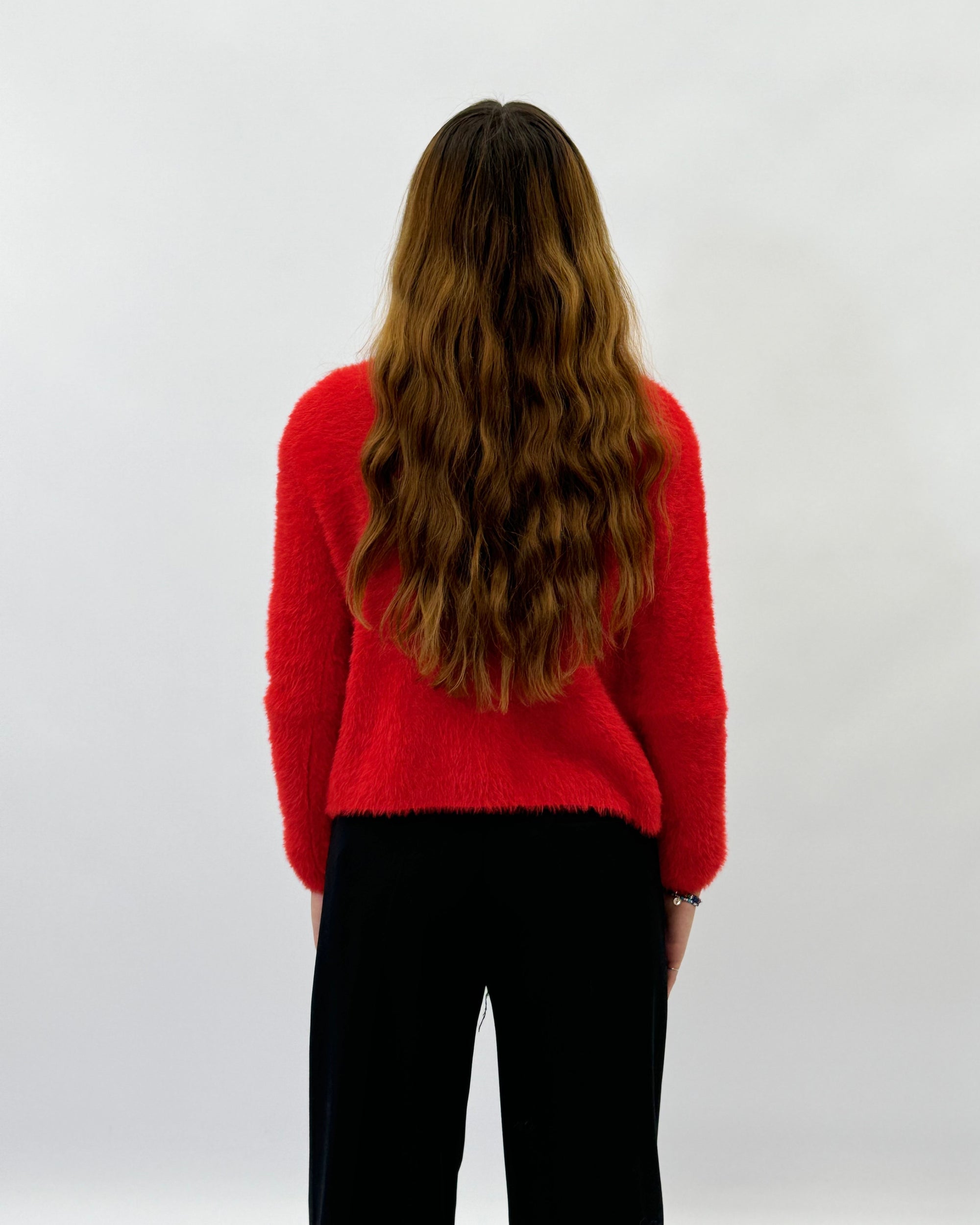 Pullover con chiusura a spilla con perla