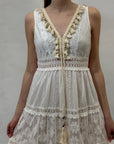 Abito in pizzo con scollo V e balze