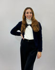 Pullover con chiusura a spilla con perla