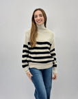 Maglione dolcevita a righe con bottoni laterali