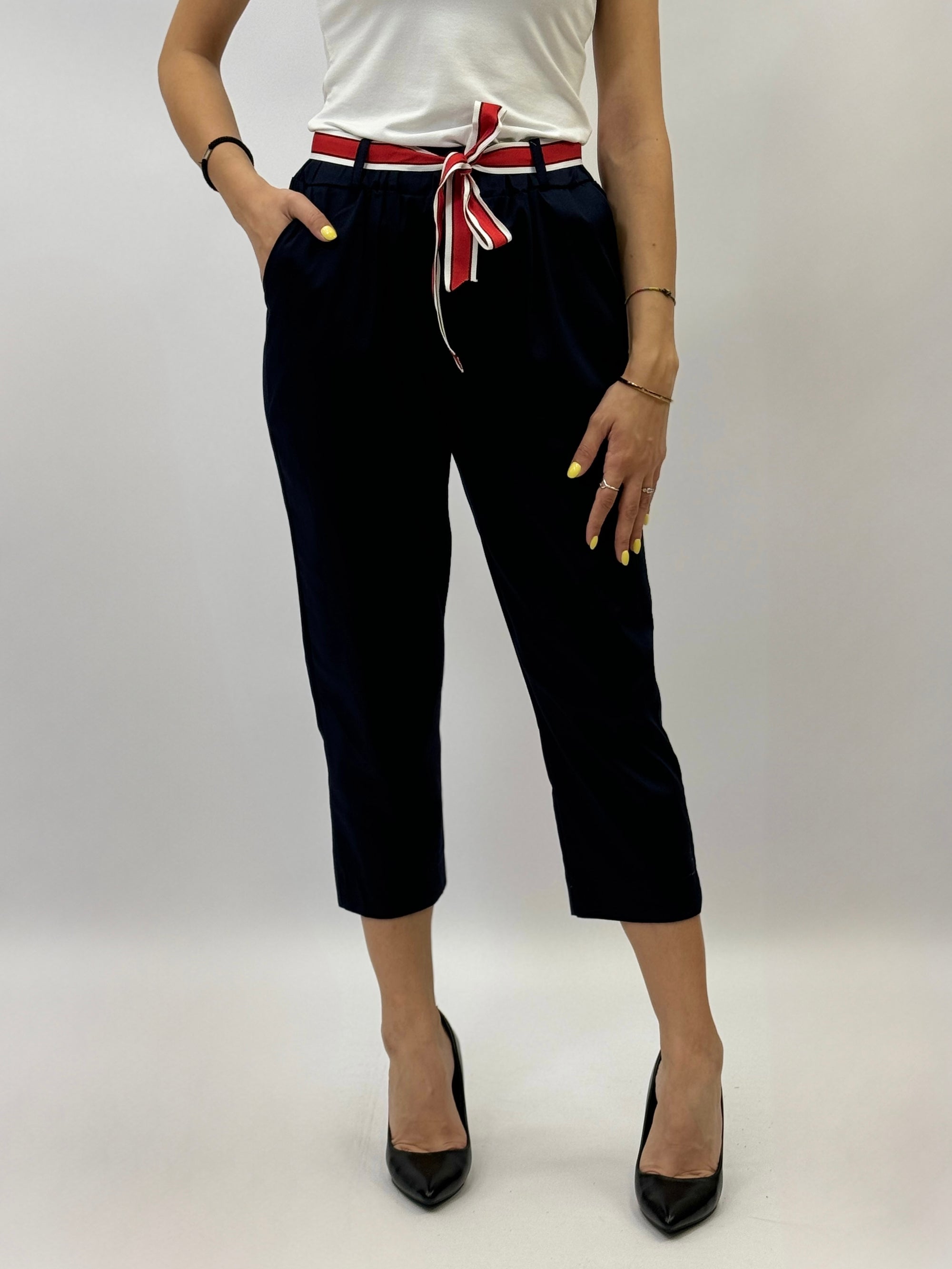 Pantaloni tinta unita con dettaglio cintura
