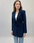Blazer con dettaglio cintura e fiore