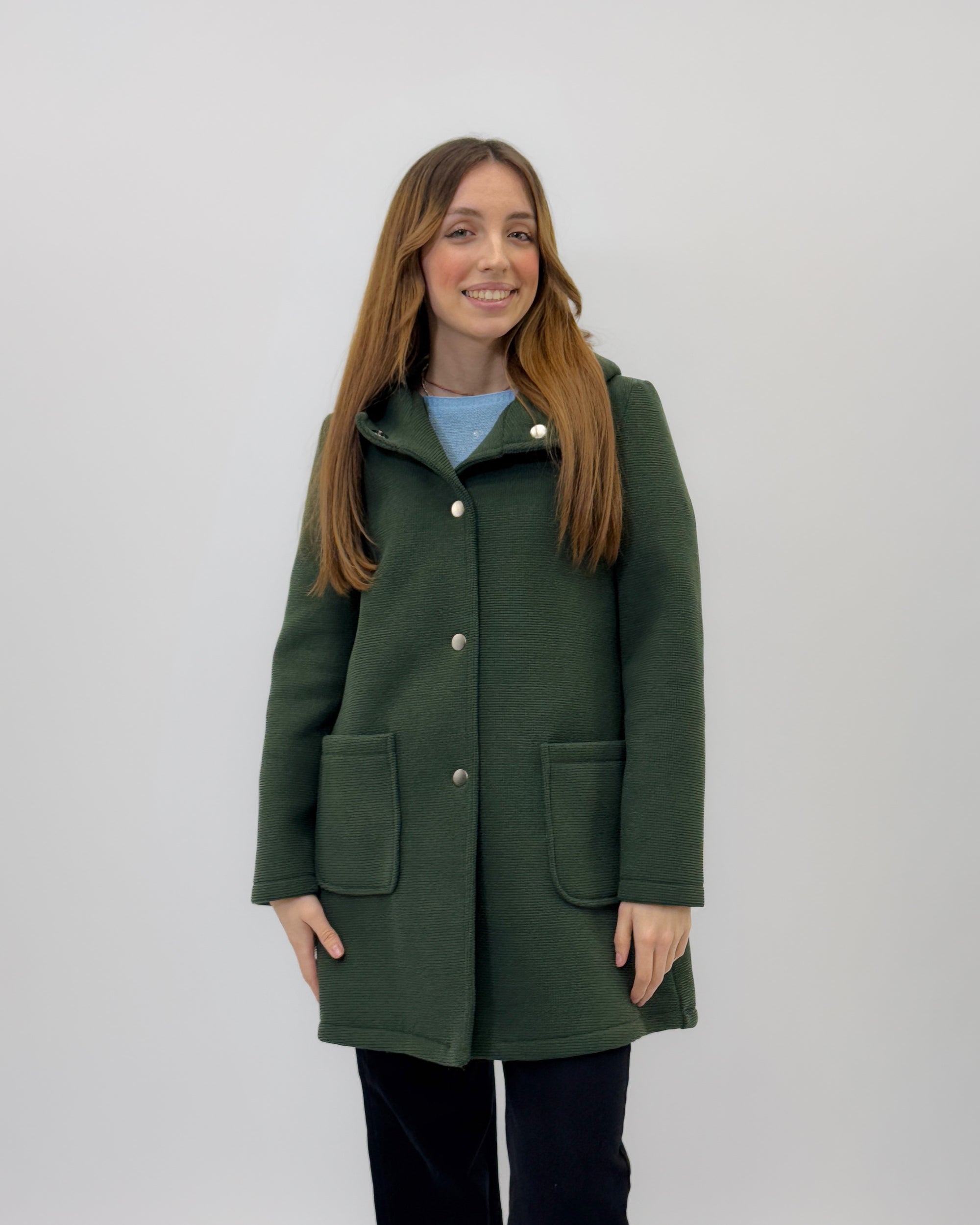 Cappotto in neoprene con cappuccio e bottoni
