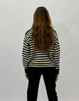 Maglione righe con cut out spalle e gioielli