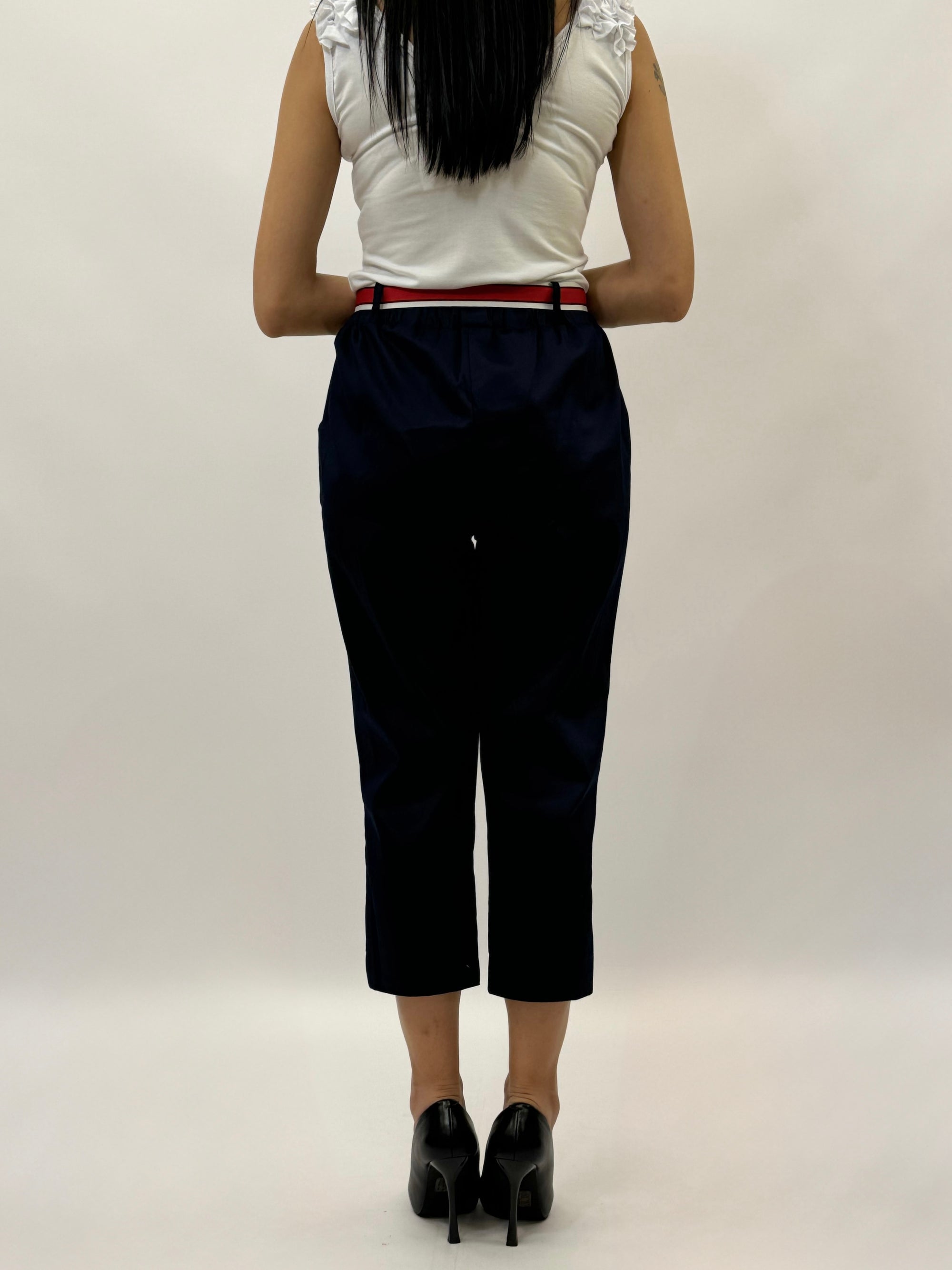 Pantaloni tinta unita con dettaglio cintura
