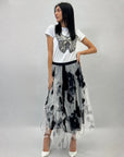 T-shirt in cotone con farfalla ricamata gioielli