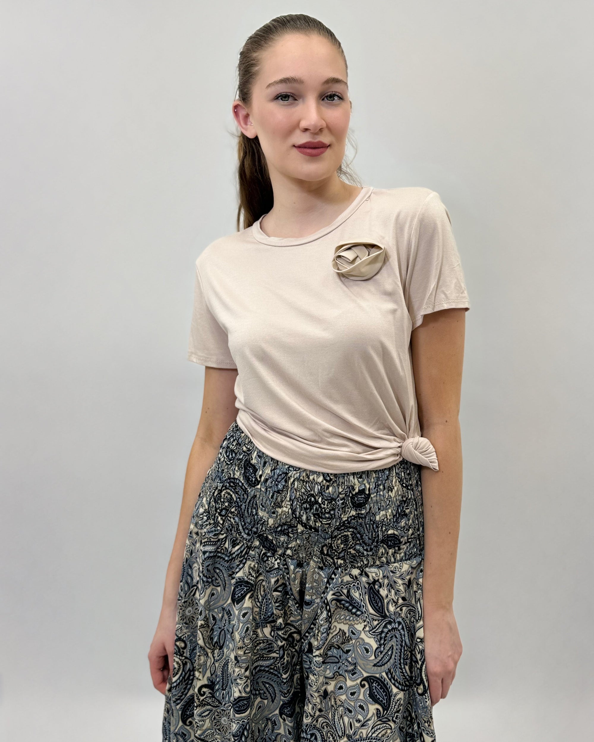 Maglia con nodo e fiore