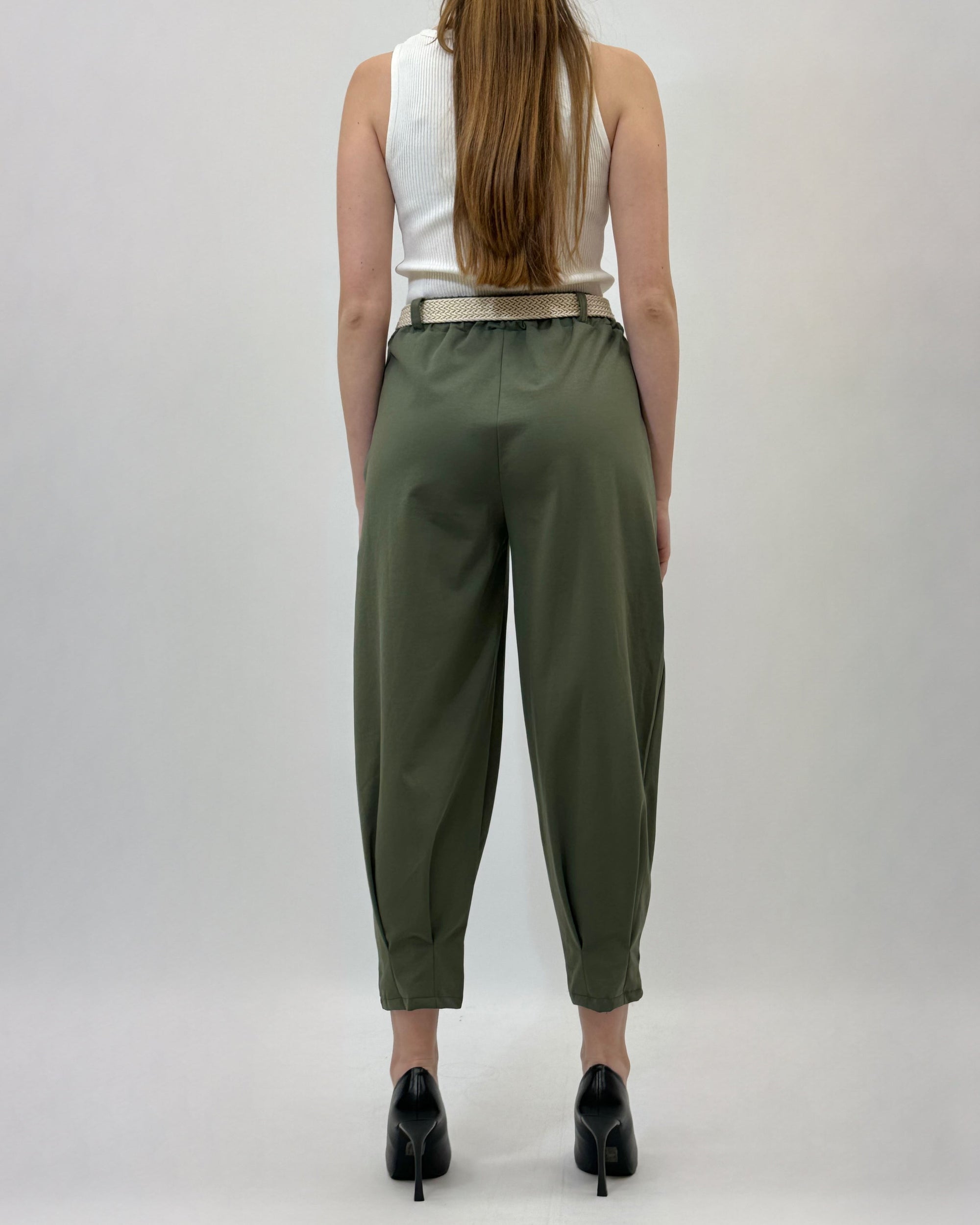 Pantaloni comodi con dettaglio cintura