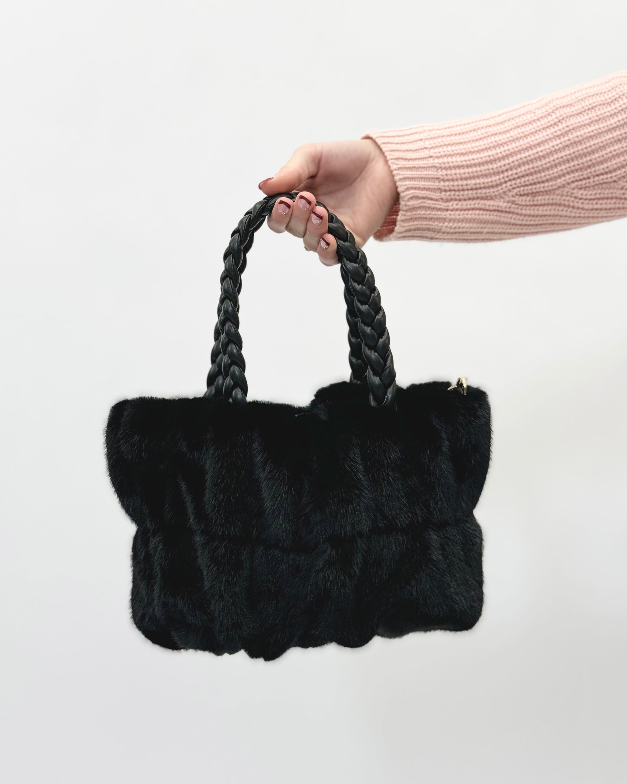 Borsa a mano in eco-pelliccia con manici intrecciati