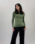 Maglia costine con scollo particolare