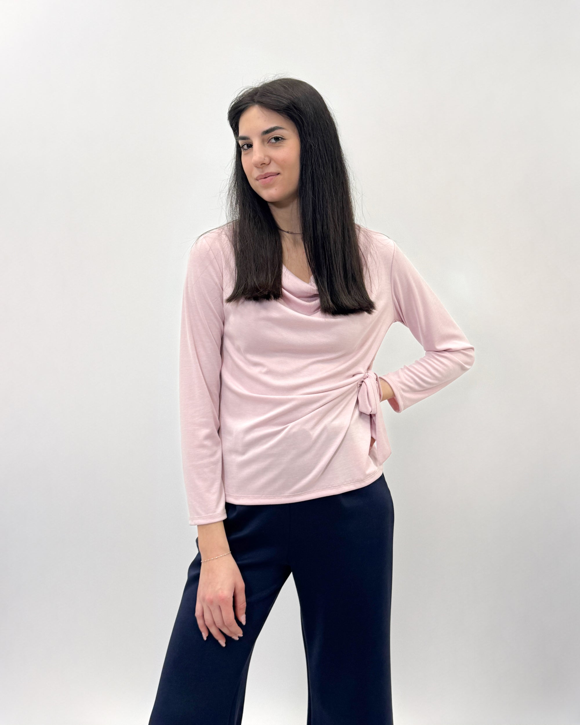 Maglia con scollo e fiocco laterale