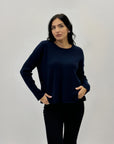 Pullover morbido tinta unita con dettaglio bottoni laterali