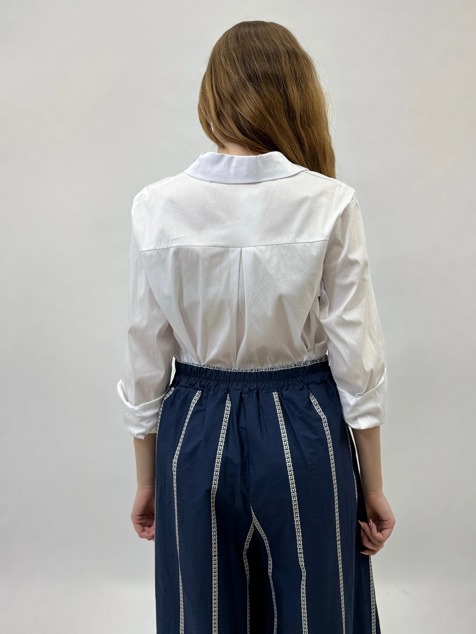 Camicia tinta unita con maniche lunghe