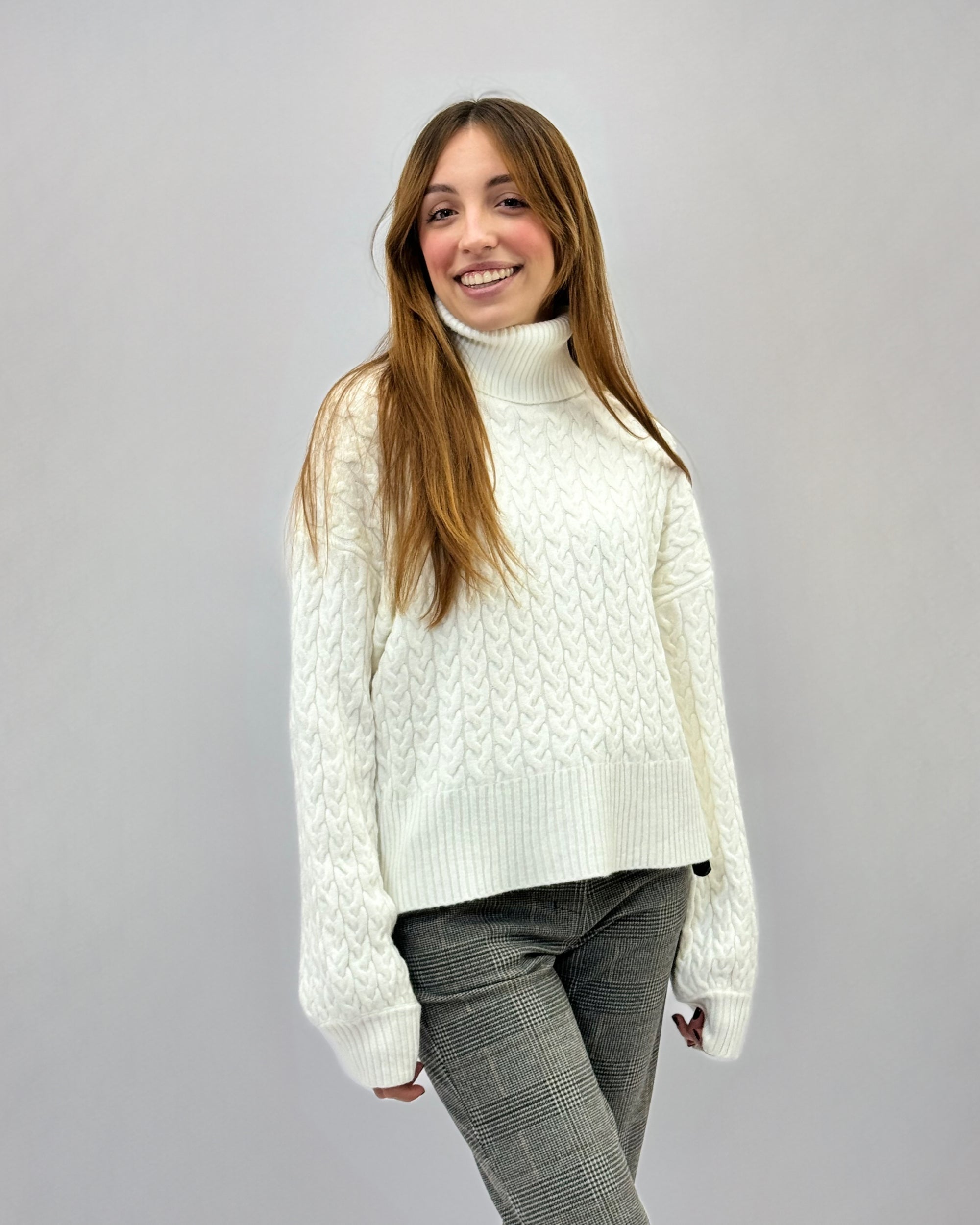Maglione dolcevita con intrecci
