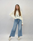 Jeans con bottoni e tasche