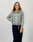 Maglia con zip e cappuccio con borchie