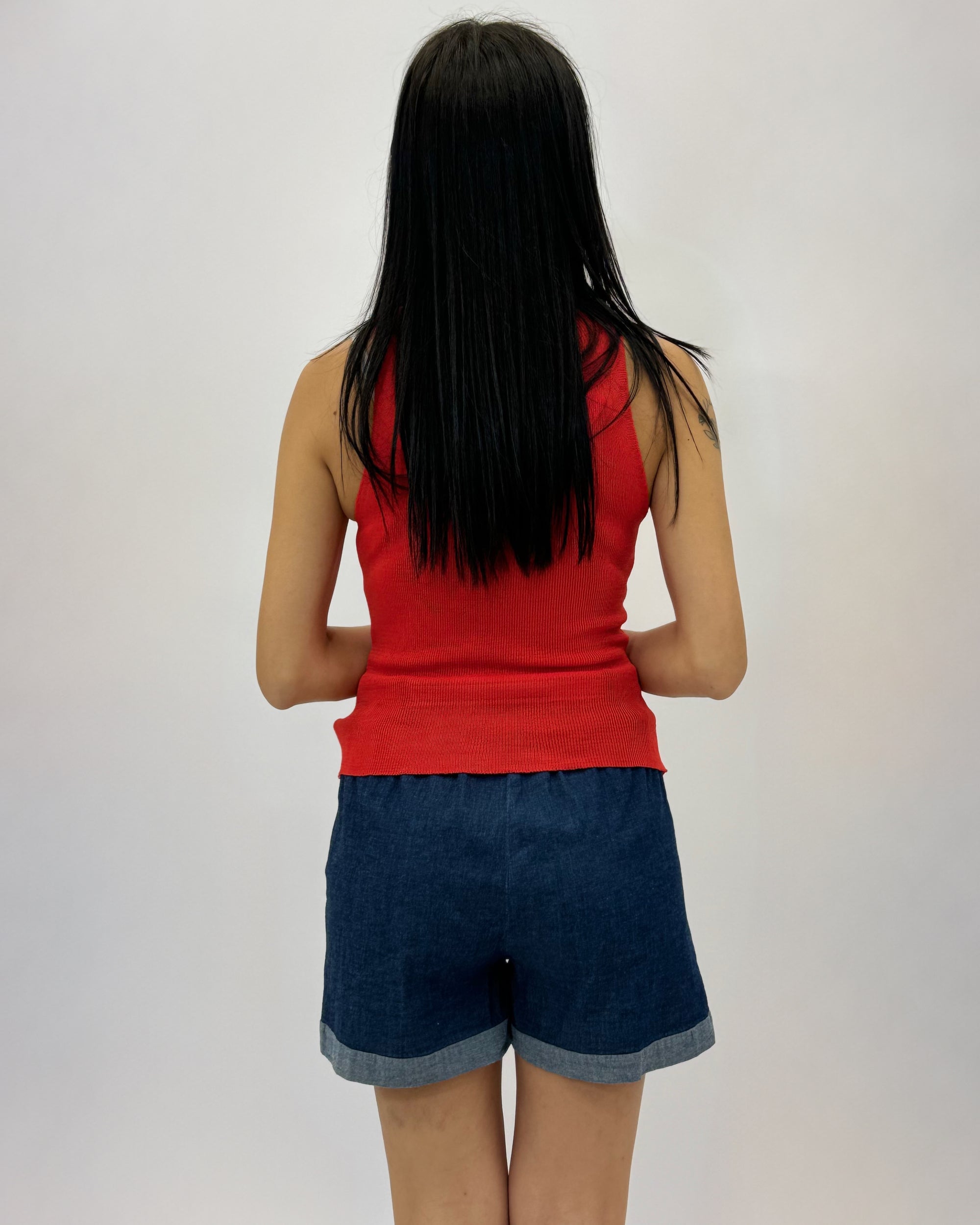 Top scollo all&#39;americana con dettaglio fiore