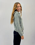 Maglia con zip e cappuccio con borchie