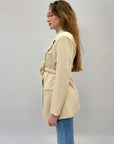 Blazer con dettaglio cintura e fiore