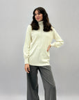 Pullover dolcevita ampio con gioielli