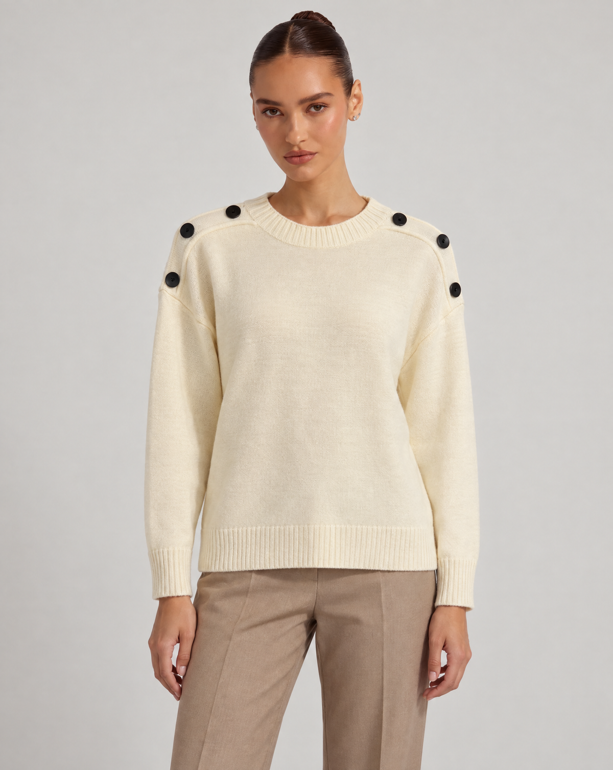 Maglia donna con bottoni sulle spalle bianco indossati da Polly 6, posa 1