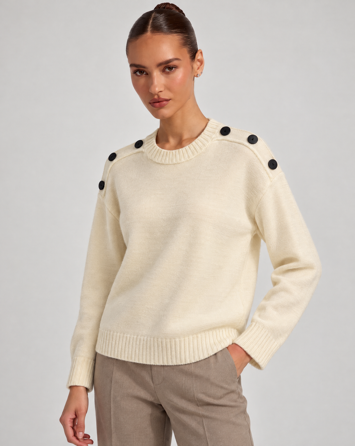 Maglia donna con bottoni sulle spalle bianco indossati da Polly 6, posa 2