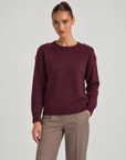 Maglia donna con bottoni sulle spalle bordeaux indossata da Polly 6, posa 1
