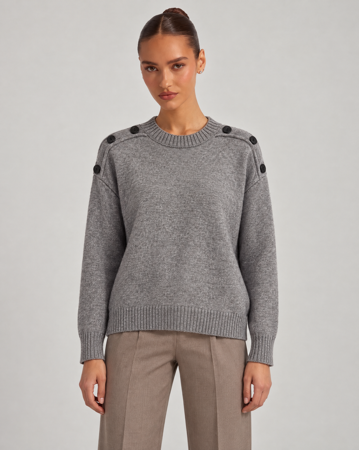 Maglia donna con bottoni sulle spalle grigio indossata da Polly 6, posa 1