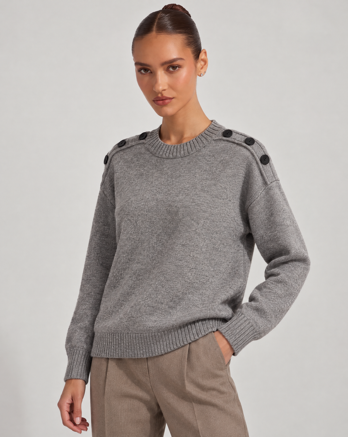 Maglia donna con bottoni sulle spalle grigio indossati da Polly 6, posa 2