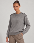Maglia donna con bottoni sulle spalle grigio indossati da Polly 6, posa 2