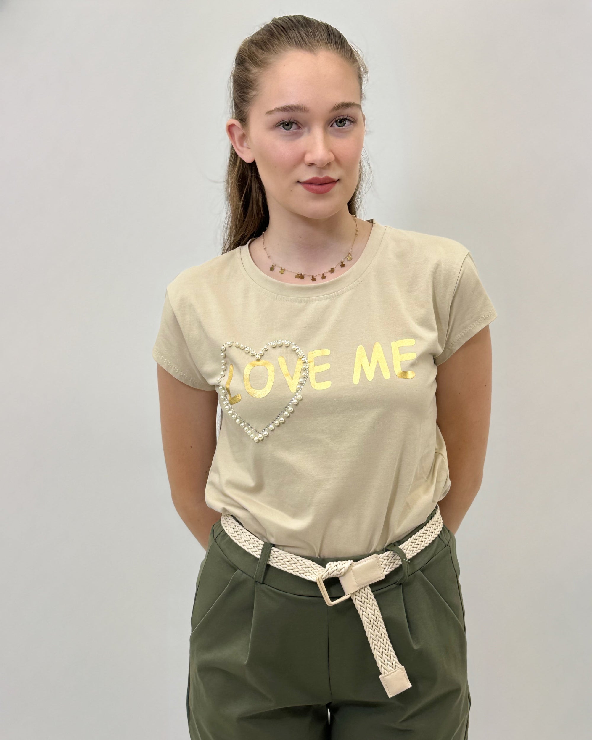 T-shirt comoda slim fit scritta love me