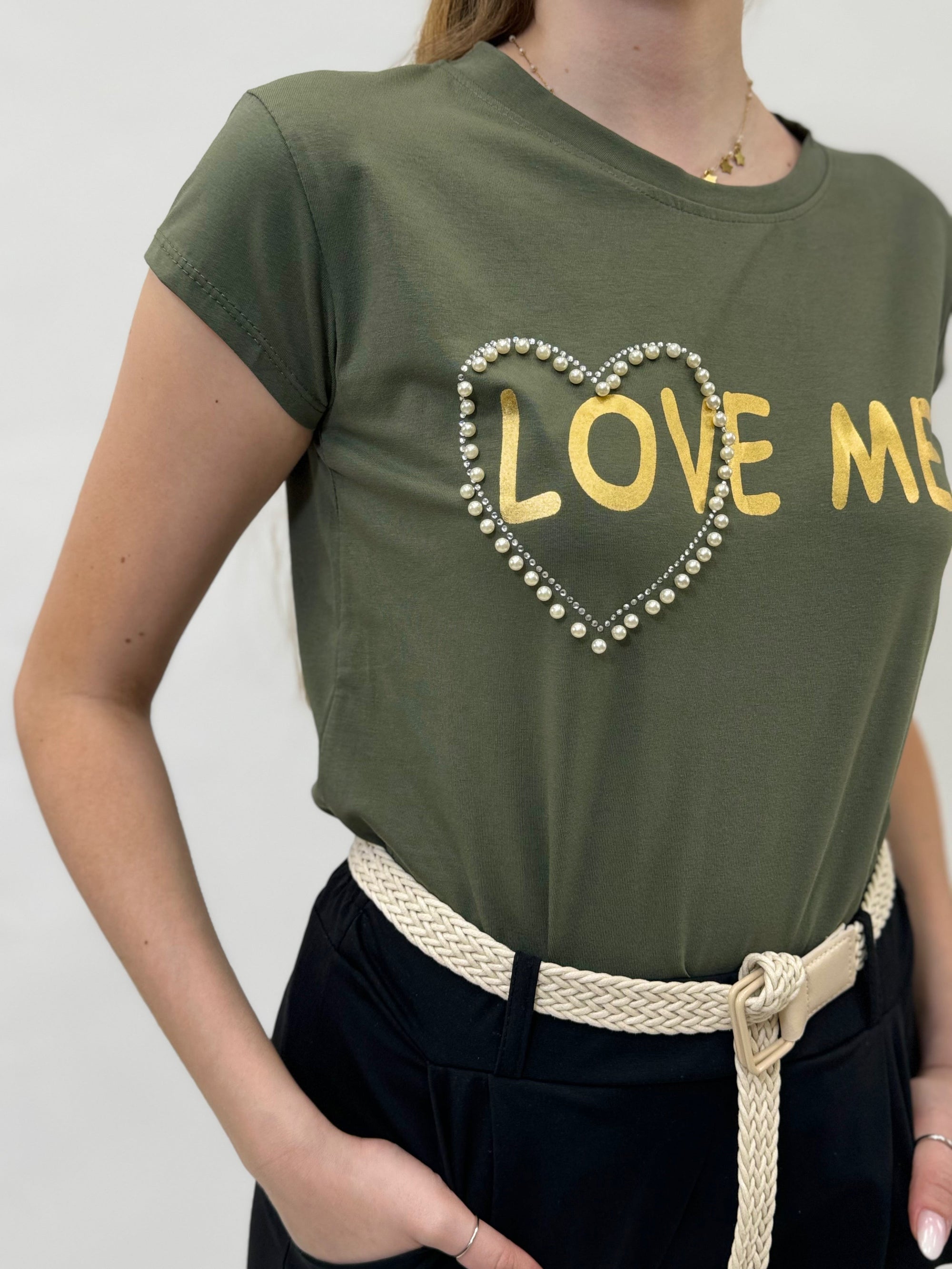 T-shirt comoda slim fit scritta love me