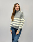 Maglione dolcevita a righe con bottoni laterali