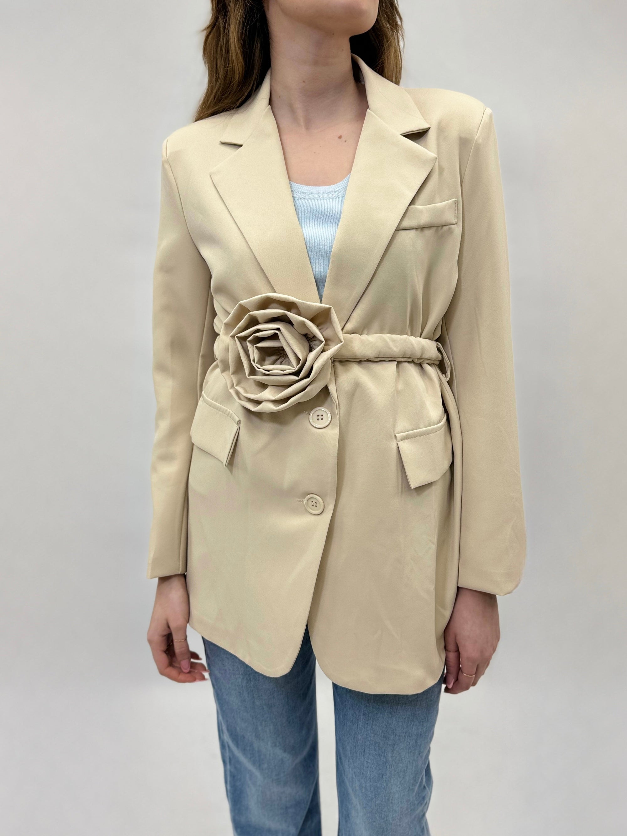 Blazer con dettaglio cintura e fiore