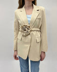Blazer con dettaglio cintura e fiore