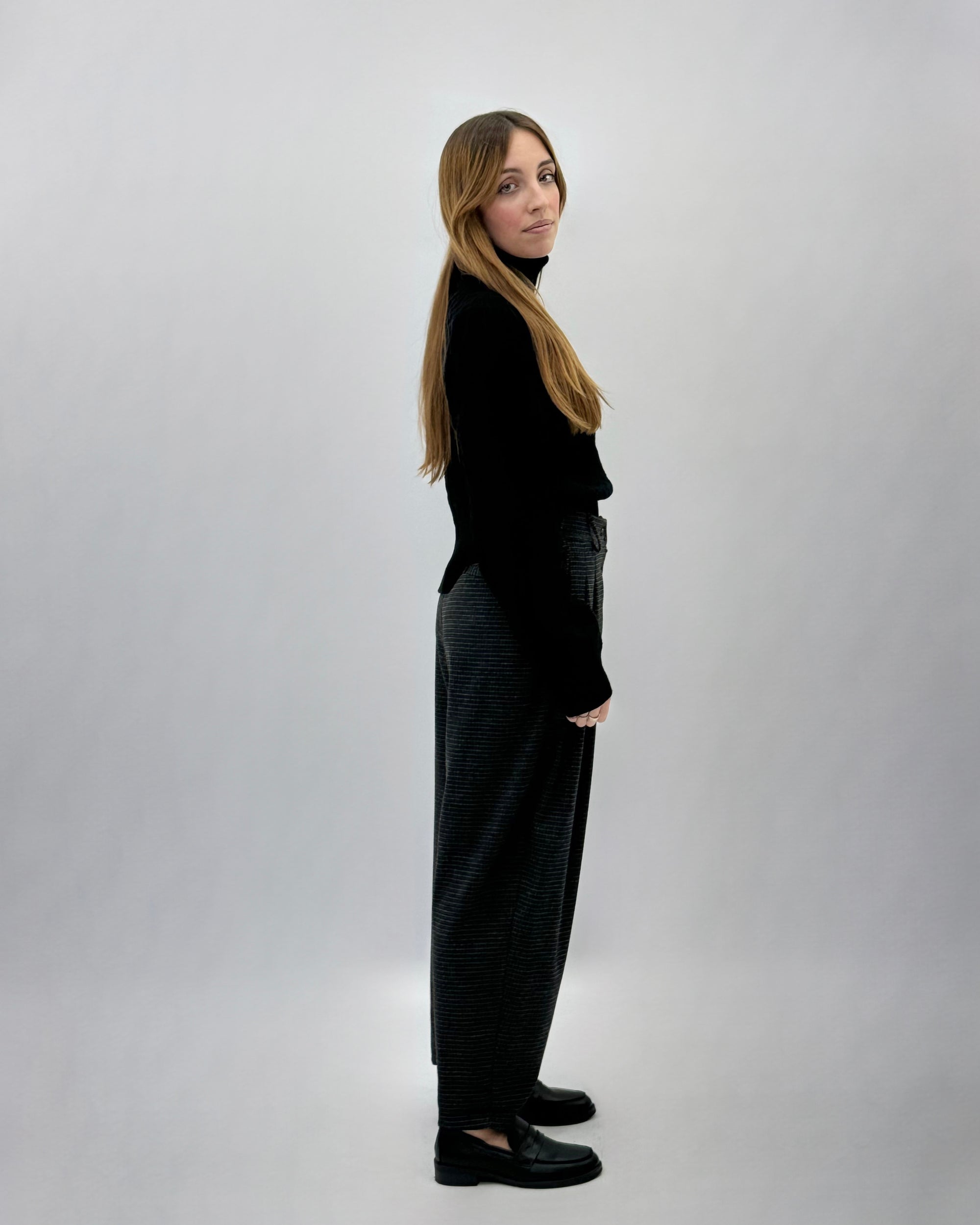 Pantaloni con pences stampa quadri carrot fit