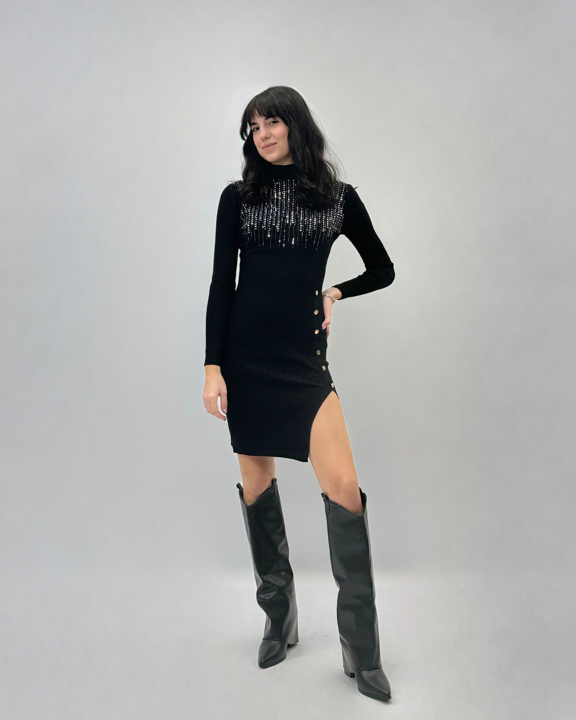 Abito con strass e bottoni