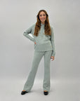 Completo maglia e pantaloni con intrecci