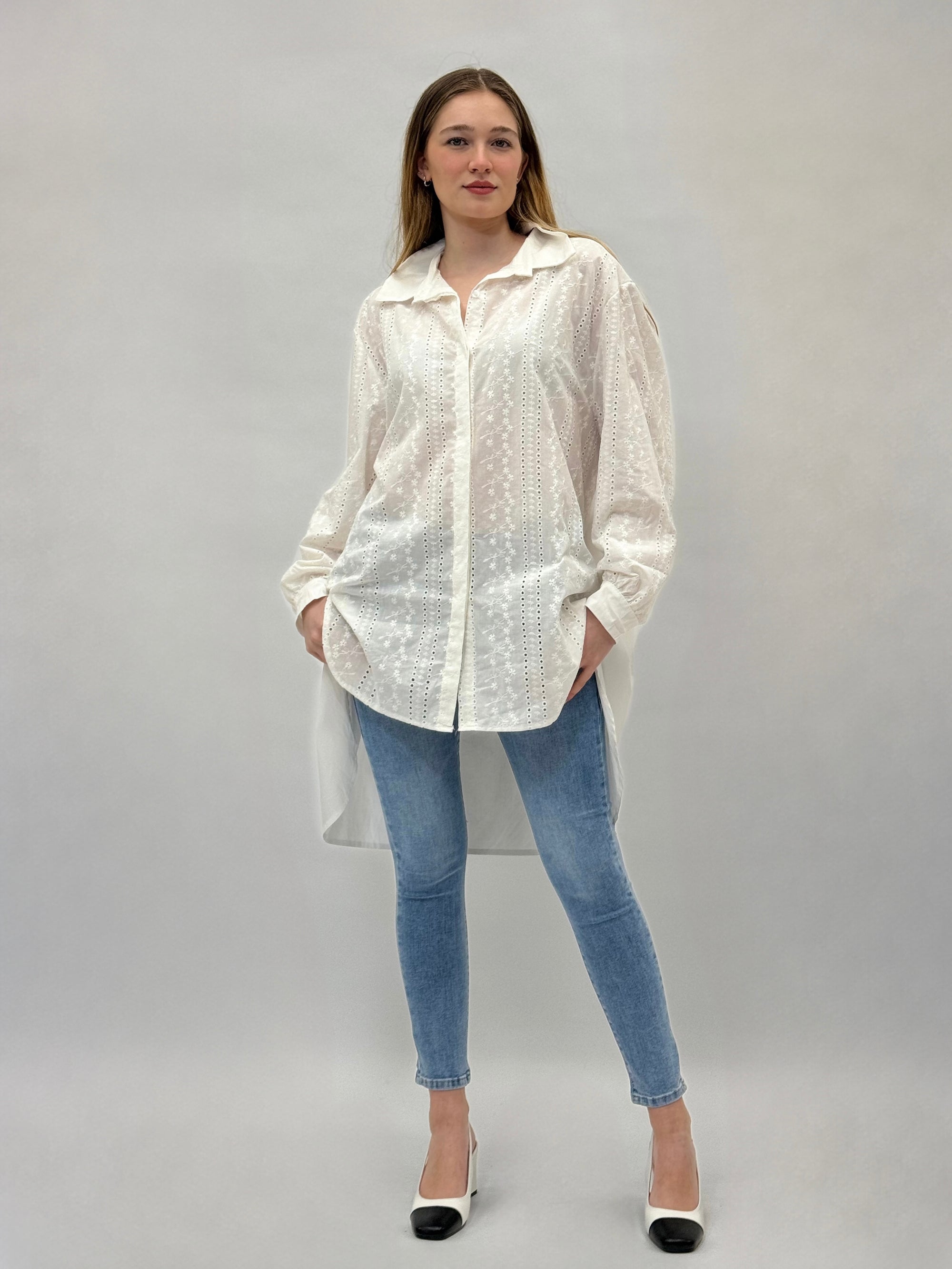 Camicia comoda in pizzo sangallo dettaglio righe