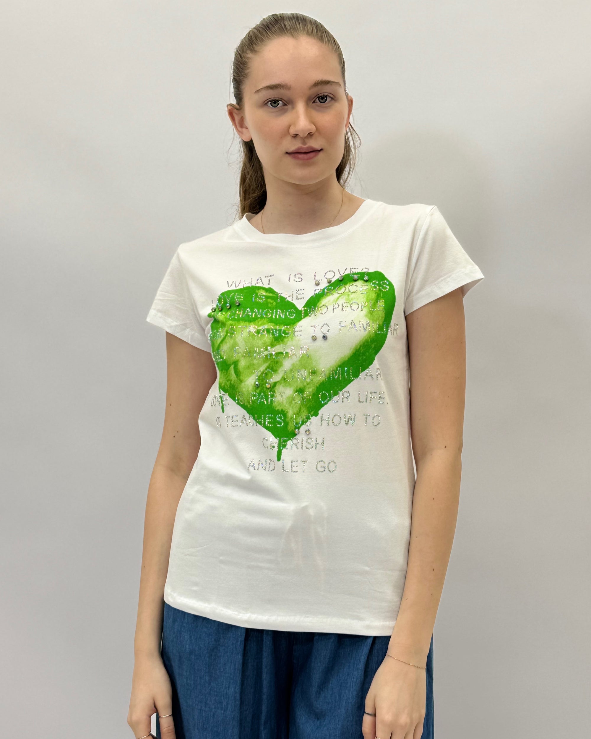 T-shirt con cuore e scritte