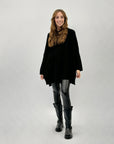 Pullover ampio con bottoni dietro