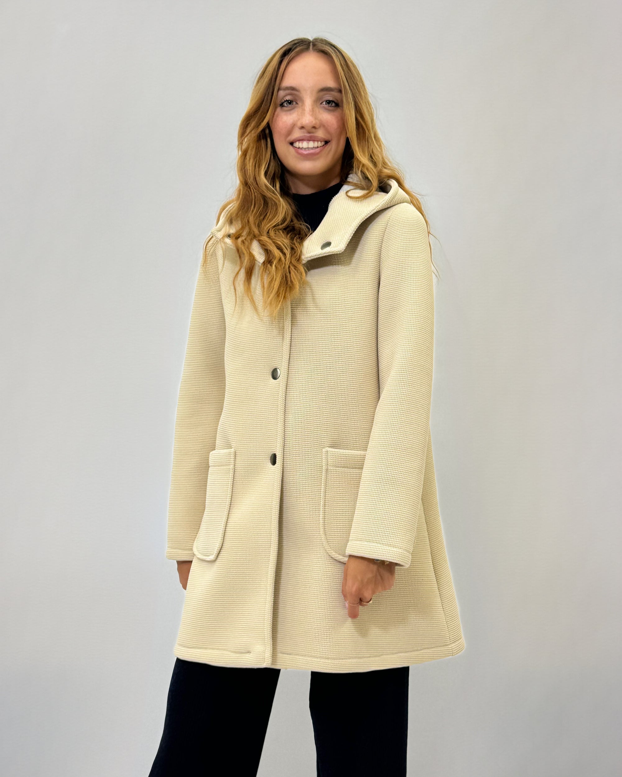 Cappotto in neoprene con cappuccio e bottoni