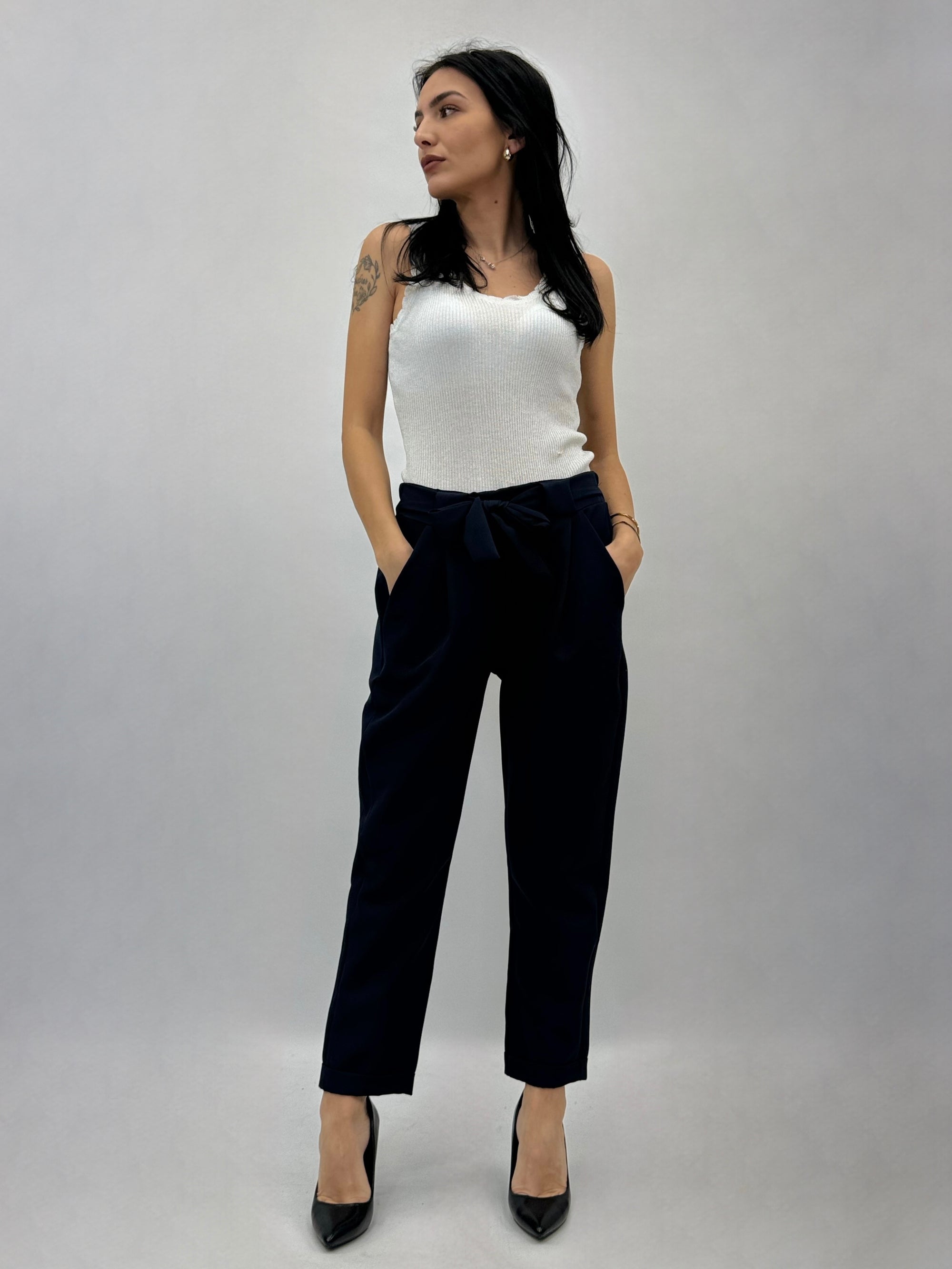 Pantaloni eleganti con fiocco