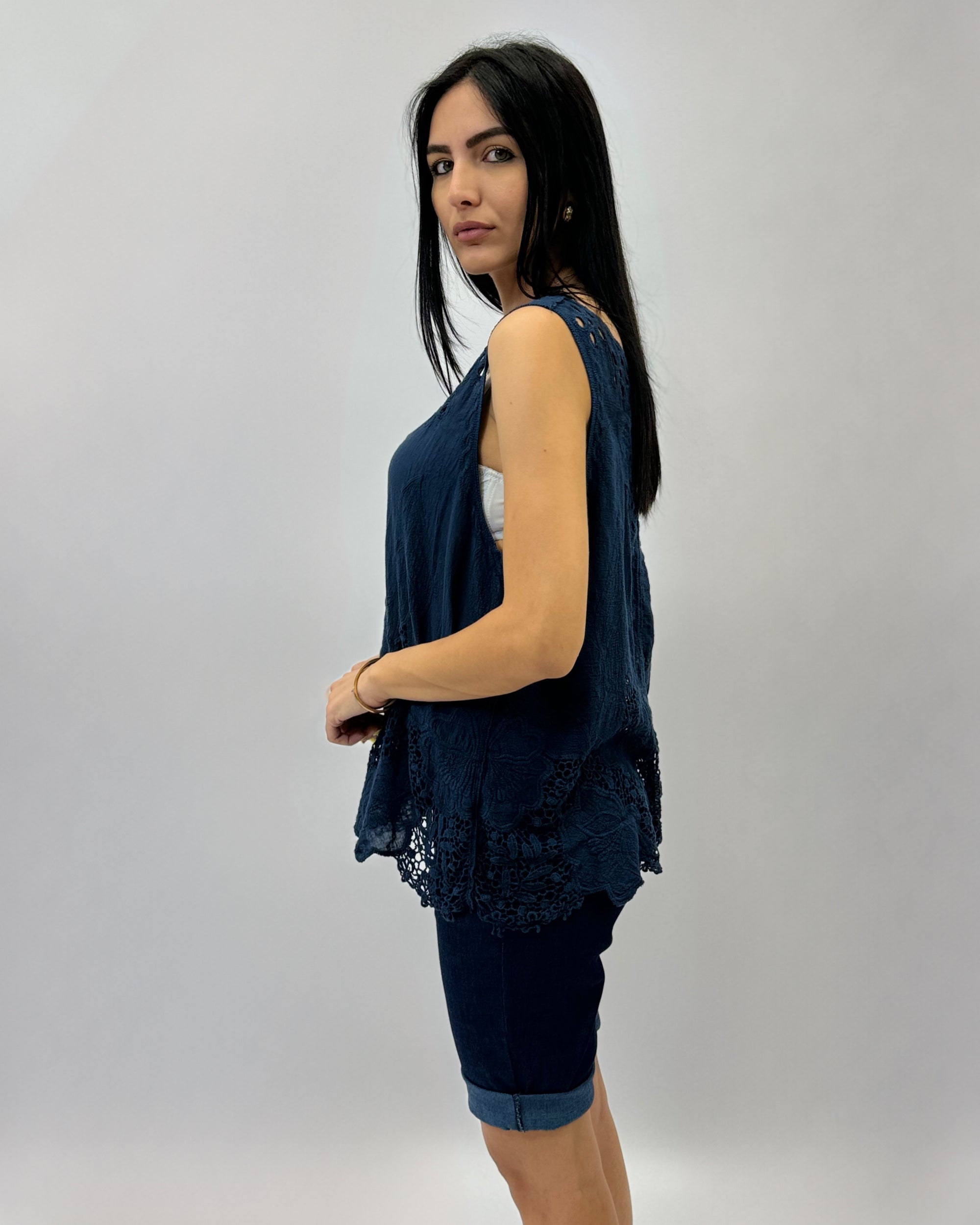 Blusa in cotone smanicata con dettagli