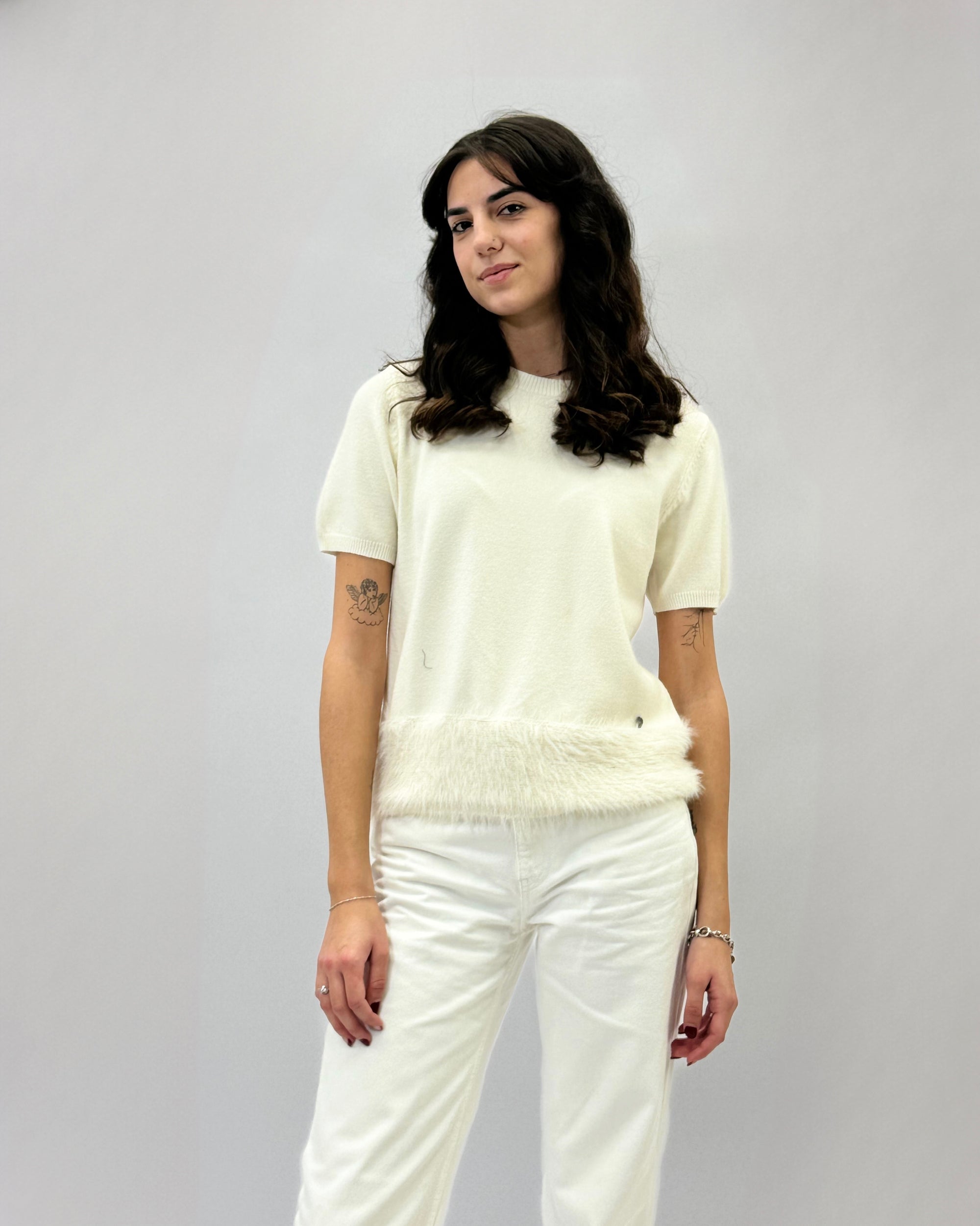 Maglia con piume sul fondo