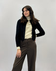 Pullover con chiusura a spilla con perla